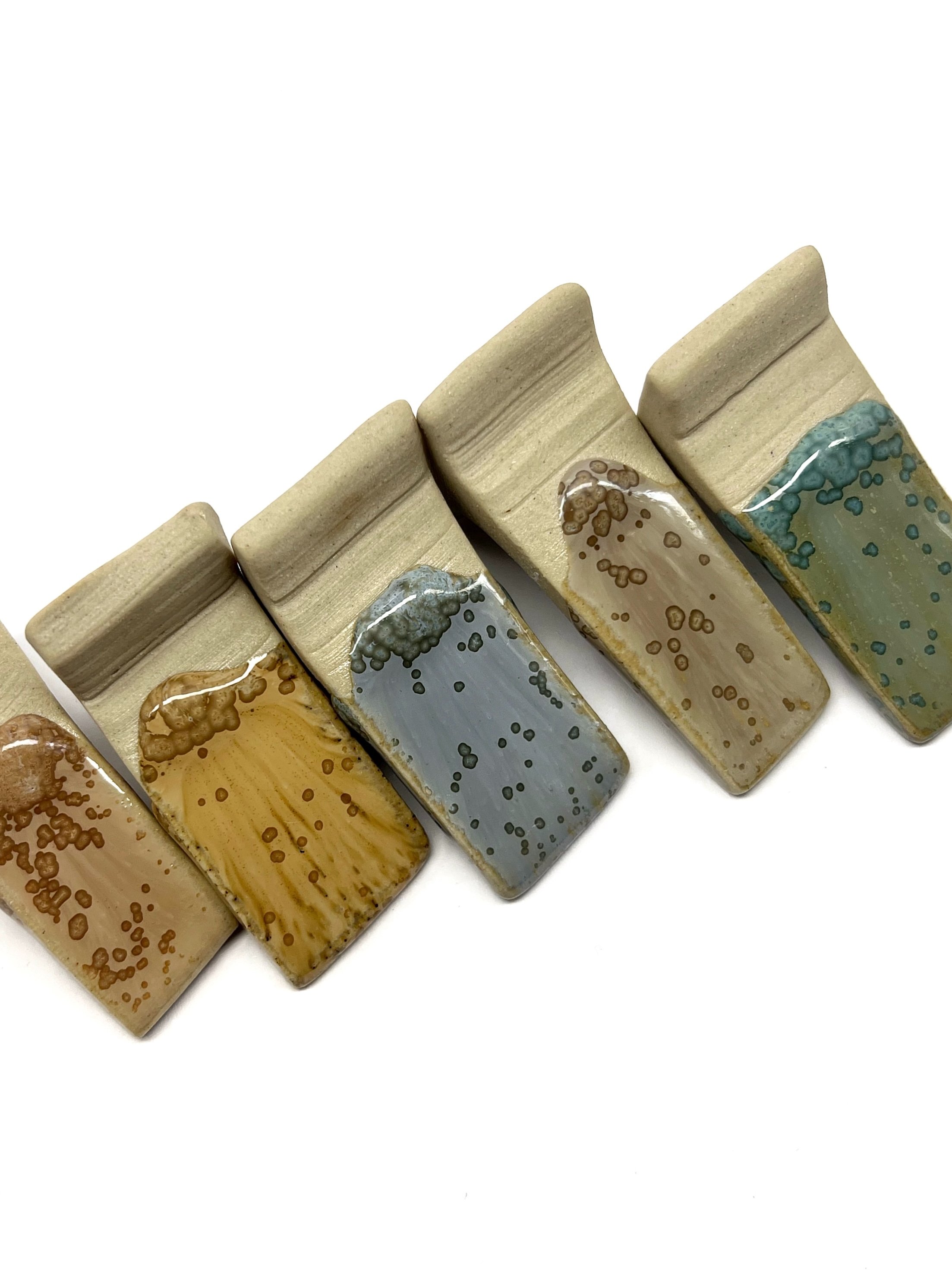 Pieza cerámica terminada con esmalte SoloGlazes, mostrando textura y brillo tras la cocción